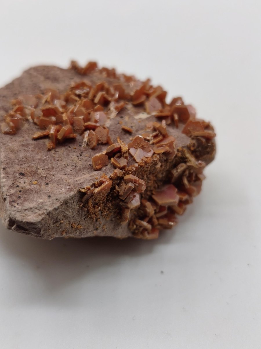 Vanadinit Kristallstufe – Rot-orange hexagonale Kristalle auf Matrix | Mineral Sammlerstufe Kristall Stufe Rarität Unikat Geschenk Marokko - Art of Nature Berlin