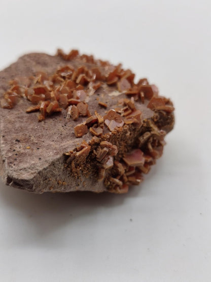 Vanadinit Kristallstufe – Rot-orange hexagonale Kristalle auf Matrix | Mineral Sammlerstufe Kristall Stufe Rarität Unikat Geschenk Marokko - Art of Nature Berlin