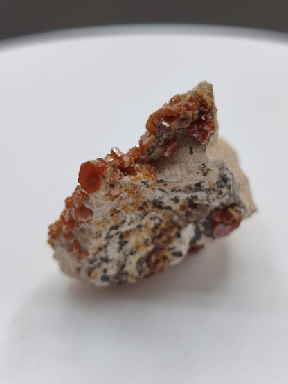 Vanadinit Kristallstufe – Rot-orange hexagonale Kristalle auf Matrix | Mineral Sammlerstufe Kristall Stufe Rarität Unikat Geschenk Marokko - Art of Nature Berlin