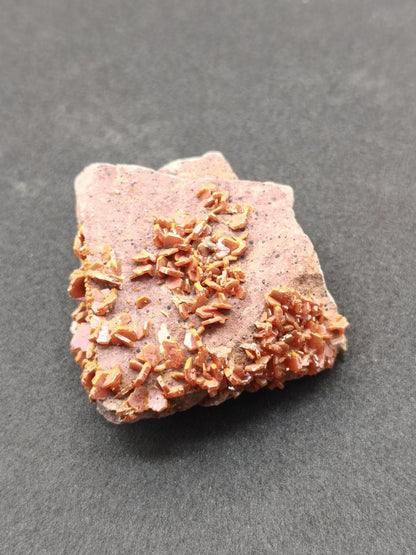 Vanadinit Kristallstufe – Rot-orange hexagonale Kristalle auf Matrix | Mineral Sammlerstufe Kristall Stufe Rarität Unikat Geschenk Marokko - Art of Nature Berlin