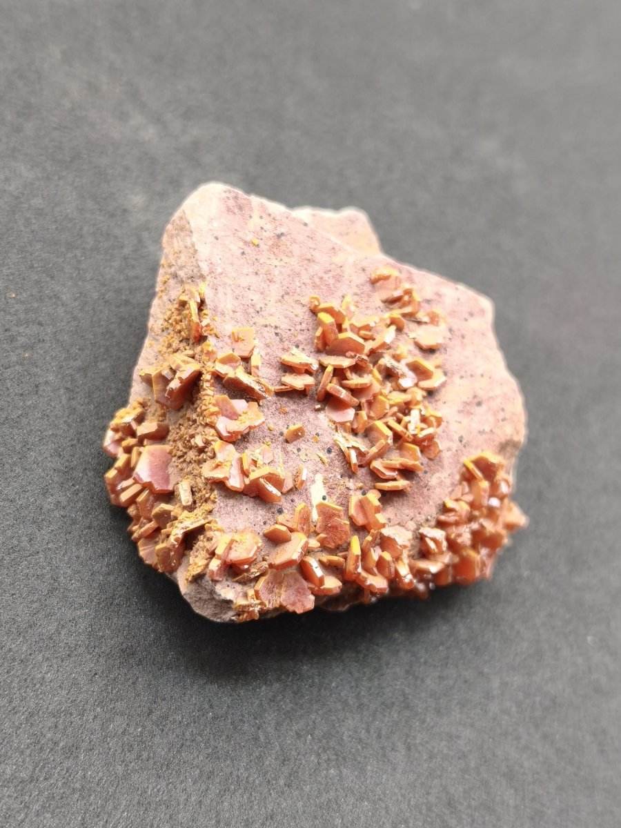Vanadinit Kristallstufe – Rot-orange hexagonale Kristalle auf Matrix | Mineral Sammlerstufe Kristall Stufe Rarität Unikat Geschenk Marokko - Art of Nature Berlin