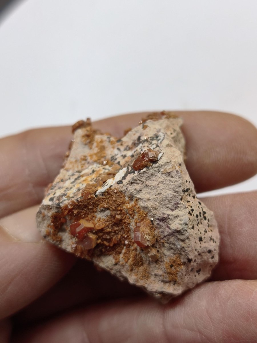 Vanadinit Kristallstufe – Rot-orange hexagonale Kristalle auf Matrix | Mineral Sammlerstufe Kristall Stufe Rarität Unikat Geschenk Marokko - Art of Nature Berlin