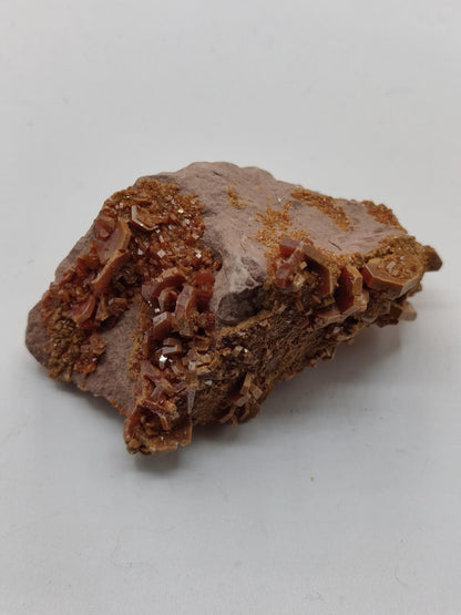 Vanadinit Kristallstufe – Rot-orange hexagonale Kristalle auf Matrix | Mineral Sammlerstufe Kristall Stufe Rarität Unikat Geschenk Marokko - Art of Nature Berlin