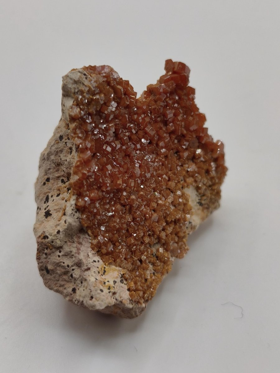 Vanadinit Kristallstufe – Rot-orange hexagonale Kristalle auf Matrix | Mineral Sammlerstufe Kristall Stufe Rarität Unikat Geschenk Marokko - Art of Nature Berlin