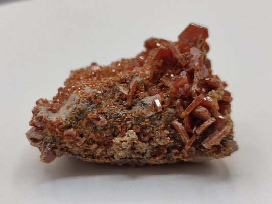Vanadinit Kristallstufe – Rot-orange hexagonale Kristalle auf Matrix | Mineral Sammlerstufe Kristall Stufe Rarität Unikat Geschenk Marokko - Art of Nature Berlin