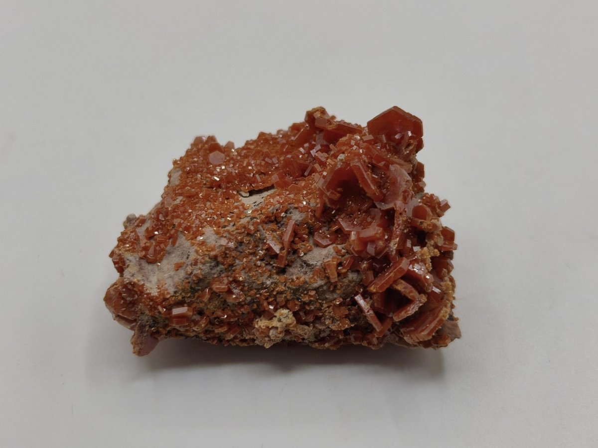 Vanadinit Kristallstufe – Rot-orange hexagonale Kristalle auf Matrix | Mineral Sammlerstufe Kristall Stufe Rarität Unikat Geschenk Marokko - Art of Nature Berlin
