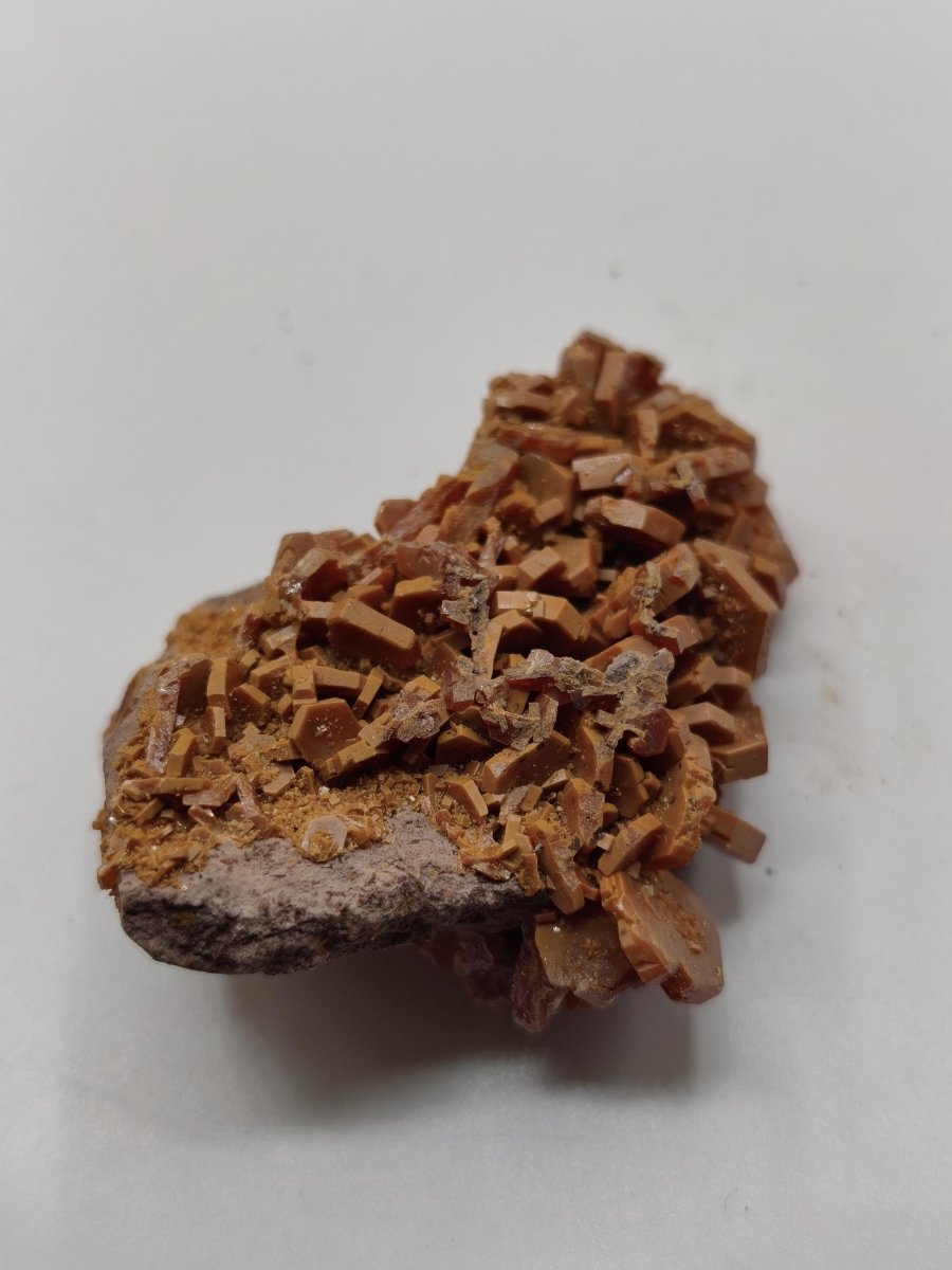 Vanadinit Kristallstufe – Rot-orange hexagonale Kristalle auf Matrix | Mineral Sammlerstufe Kristall Stufe Rarität Unikat Geschenk Marokko - Art of Nature Berlin
