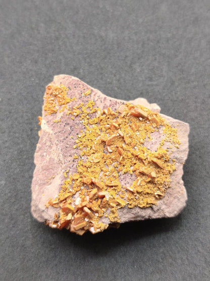 Vanadinit Kristallstufe – Rot-orange hexagonale Kristalle auf Matrix | Mineral Sammlerstufe Kristall Stufe Rarität Unikat Geschenk Marokko - Art of Nature Berlin