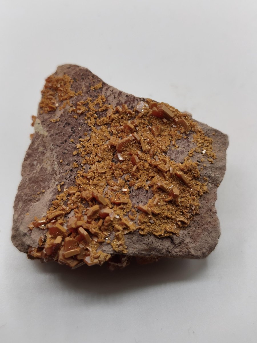 Vanadinit Kristallstufe – Rot-orange hexagonale Kristalle auf Matrix | Mineral Sammlerstufe Kristall Stufe Rarität Unikat Geschenk Marokko - Art of Nature Berlin