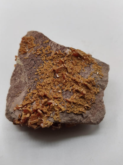 Vanadinit Kristallstufe – Rot-orange hexagonale Kristalle auf Matrix | Mineral Sammlerstufe Kristall Stufe Rarität Unikat Geschenk Marokko - Art of Nature Berlin