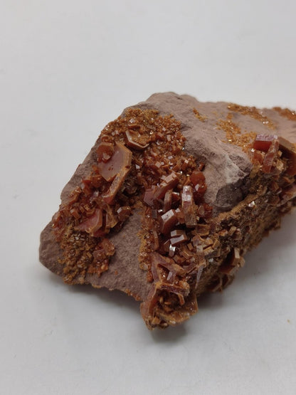 Vanadinit Kristallstufe – Rot-orange hexagonale Kristalle auf Matrix | Mineral Sammlerstufe Kristall Stufe Rarität Unikat Geschenk Marokko - Art of Nature Berlin