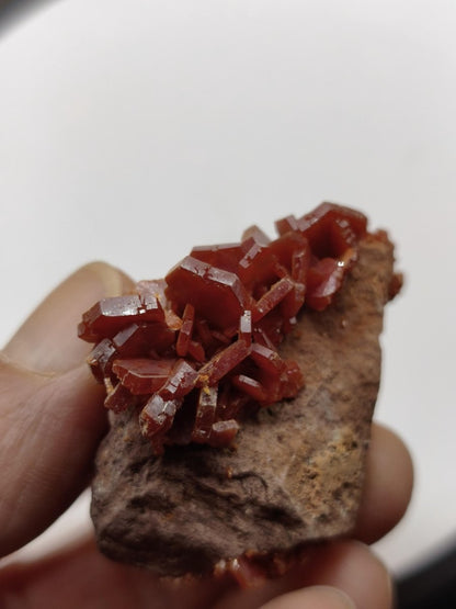 Vanadinit Kristallstufe – Rot-orange hexagonale Kristalle auf Matrix | Mineral Sammlerstufe Kristall Stufe Rarität Unikat Geschenk Marokko - Art of Nature Berlin