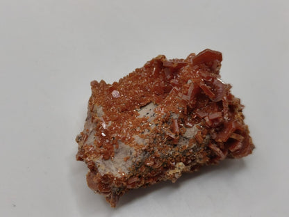 Vanadinit Kristallstufe – Rot-orange hexagonale Kristalle auf Matrix | Mineral Sammlerstufe Kristall Stufe Rarität Unikat Geschenk Marokko - Art of Nature Berlin
