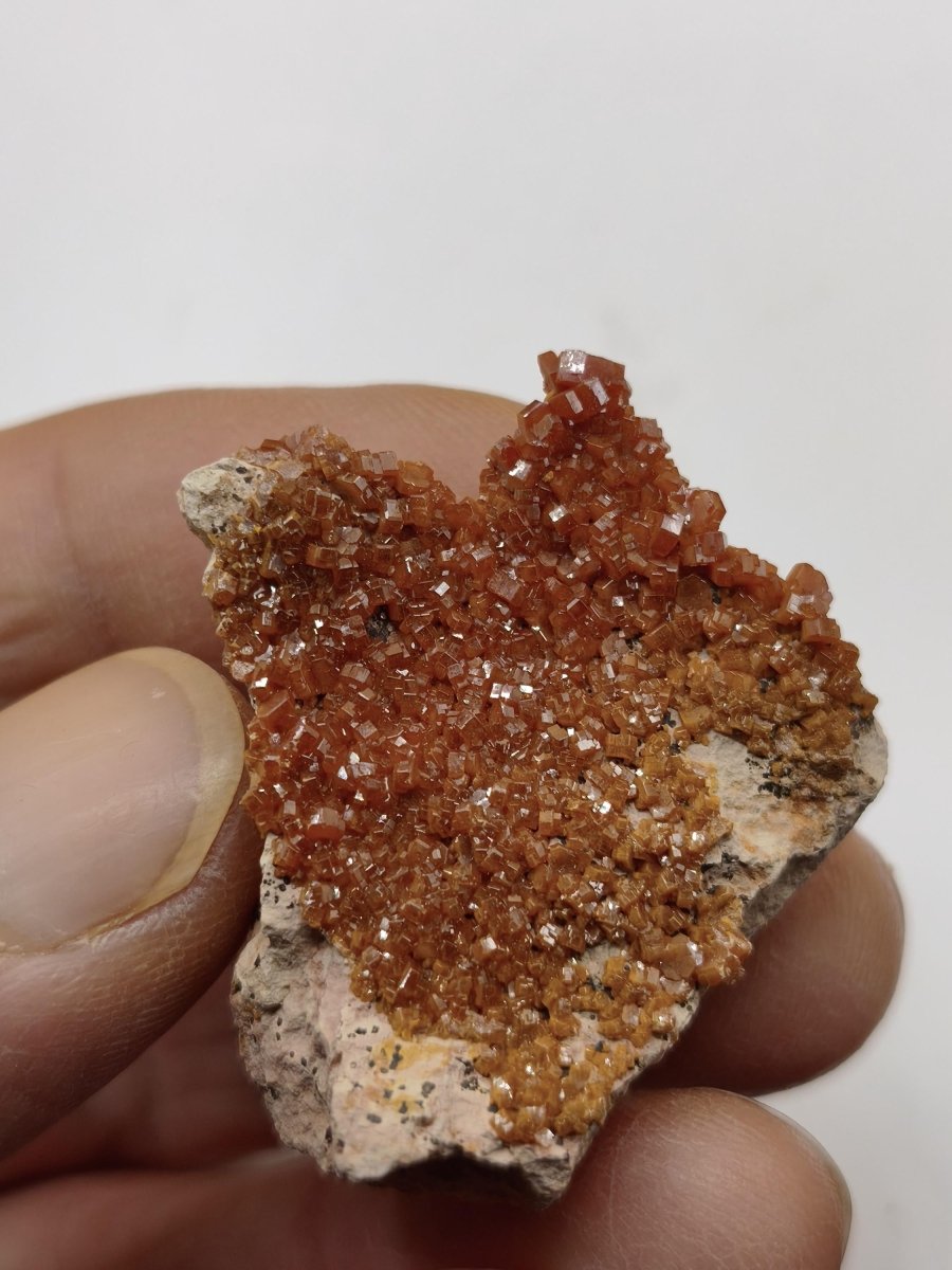 Vanadinit Kristallstufe – Rot-orange hexagonale Kristalle auf Matrix | Mineral Sammlerstufe Kristall Stufe Rarität Unikat Geschenk Marokko - Art of Nature Berlin