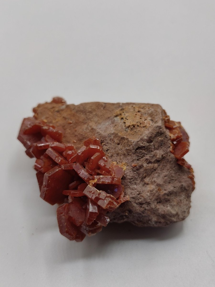 Vanadinit Kristallstufe – Rot-orange hexagonale Kristalle auf Matrix | Mineral Sammlerstufe Kristall Stufe Rarität Unikat Geschenk Marokko - Art of Nature Berlin