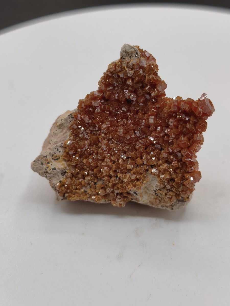 Vanadinit Kristallstufe – Rot-orange hexagonale Kristalle auf Matrix | Mineral Sammlerstufe Kristall Stufe Rarität Unikat Geschenk Marokko - Art of Nature Berlin
