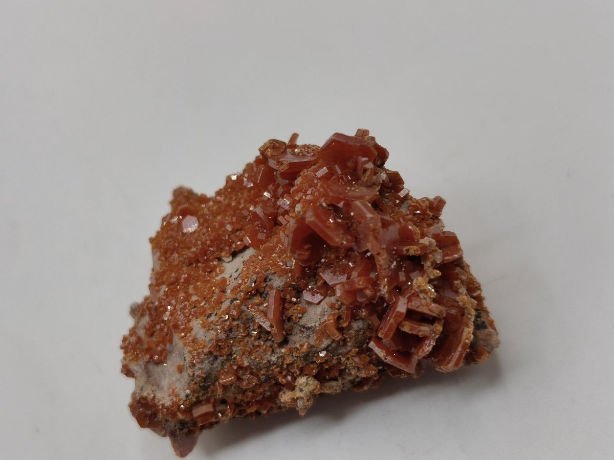 Vanadinit Kristallstufe – Rot-orange hexagonale Kristalle auf Matrix | Mineral Sammlerstufe Kristall Stufe Rarität Unikat Geschenk Marokko - Art of Nature Berlin