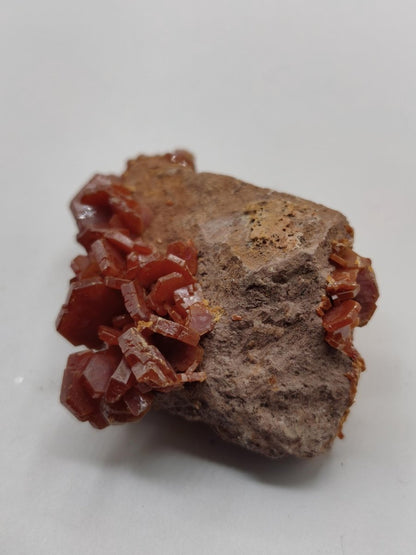 Vanadinit Kristallstufe – Rot-orange hexagonale Kristalle auf Matrix | Mineral Sammlerstufe Kristall Stufe Rarität Unikat Geschenk Marokko - Art of Nature Berlin