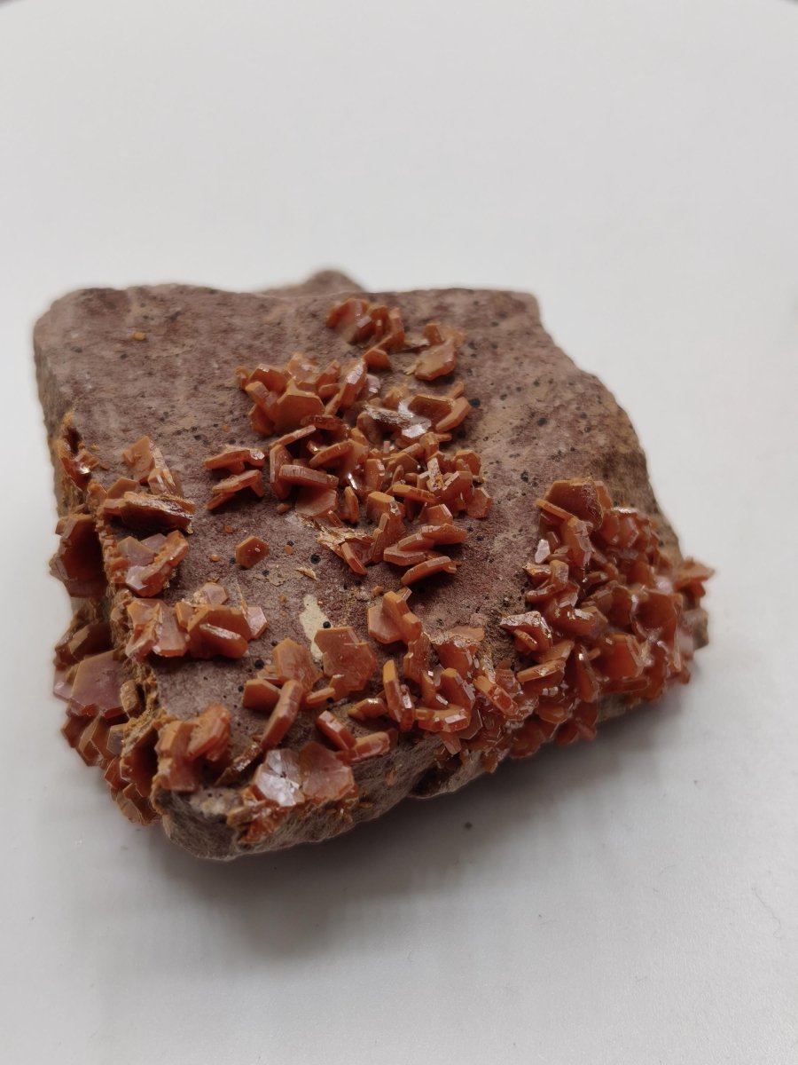 Vanadinit Kristallstufe – Rot-orange hexagonale Kristalle auf Matrix | Mineral Sammlerstufe Kristall Stufe Rarität Unikat Geschenk Marokko - Art of Nature Berlin