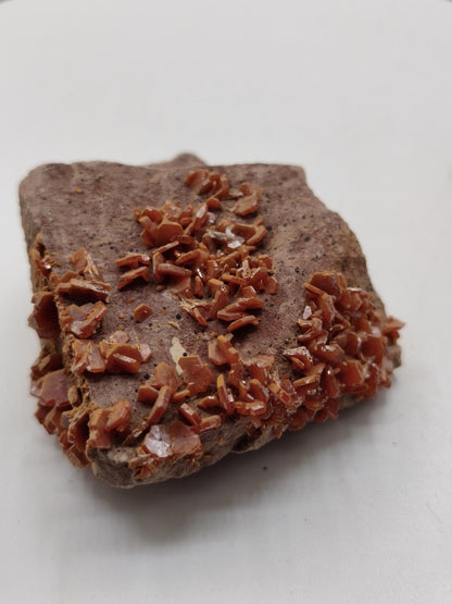 Vanadinit Kristallstufe – Rot-orange hexagonale Kristalle auf Matrix | Mineral Sammlerstufe Kristall Stufe Rarität Unikat Geschenk Marokko - Art of Nature Berlin