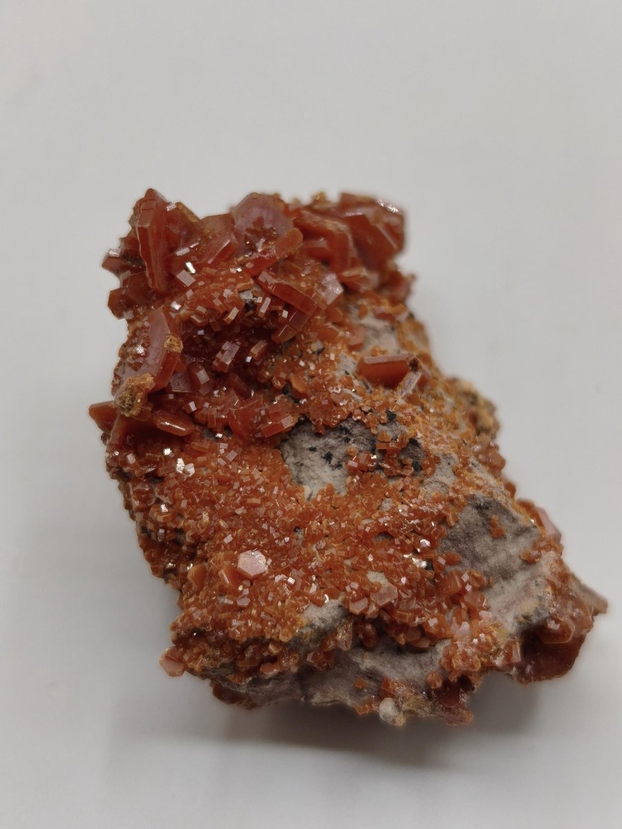 Vanadinit Kristallstufe – Rot-orange hexagonale Kristalle auf Matrix | Mineral Sammlerstufe Kristall Stufe Rarität Unikat Geschenk Marokko - Art of Nature Berlin