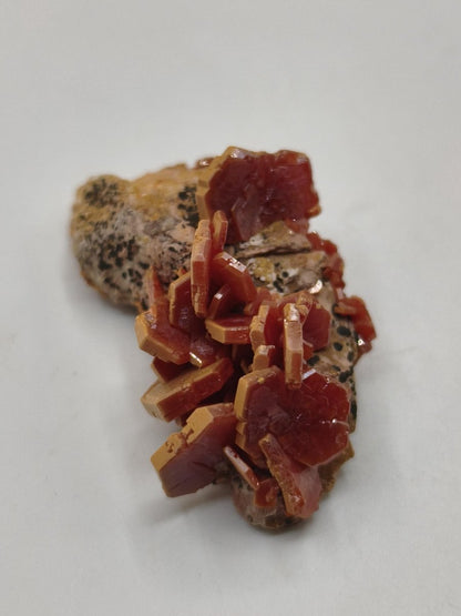 Vanadinit Kristallstufe – Rot-orange hexagonale Kristalle auf Matrix | Mineral Sammlerstufe Kristall Stufe Rarität Unikat Geschenk Marokko - Art of Nature Berlin