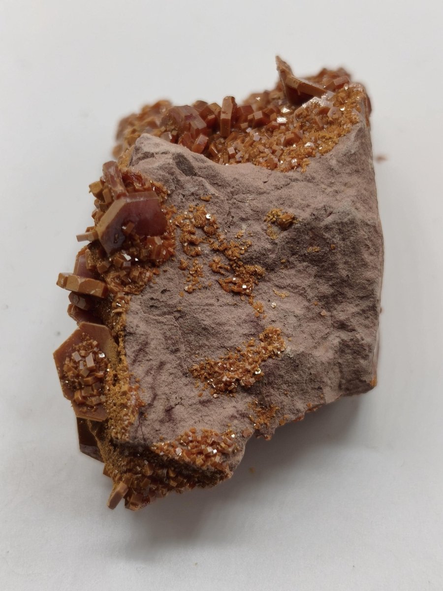 Vanadinit Kristallstufe – Rot-orange hexagonale Kristalle auf Matrix | Mineral Sammlerstufe Kristall Stufe Rarität Unikat Geschenk Marokko - Art of Nature Berlin