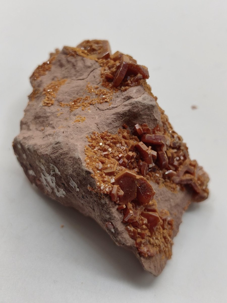 Vanadinit Kristallstufe – Rot-orange hexagonale Kristalle auf Matrix | Mineral Sammlerstufe Kristall Stufe Rarität Unikat Geschenk Marokko - Art of Nature Berlin