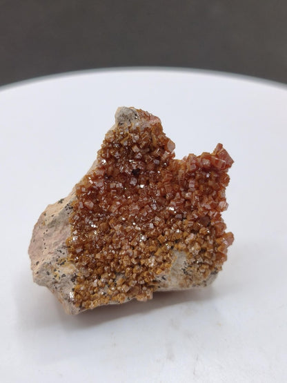 Vanadinit Kristallstufe – Rot-orange hexagonale Kristalle auf Matrix | Mineral Sammlerstufe Kristall Stufe Rarität Unikat Geschenk Marokko - Art of Nature Berlin