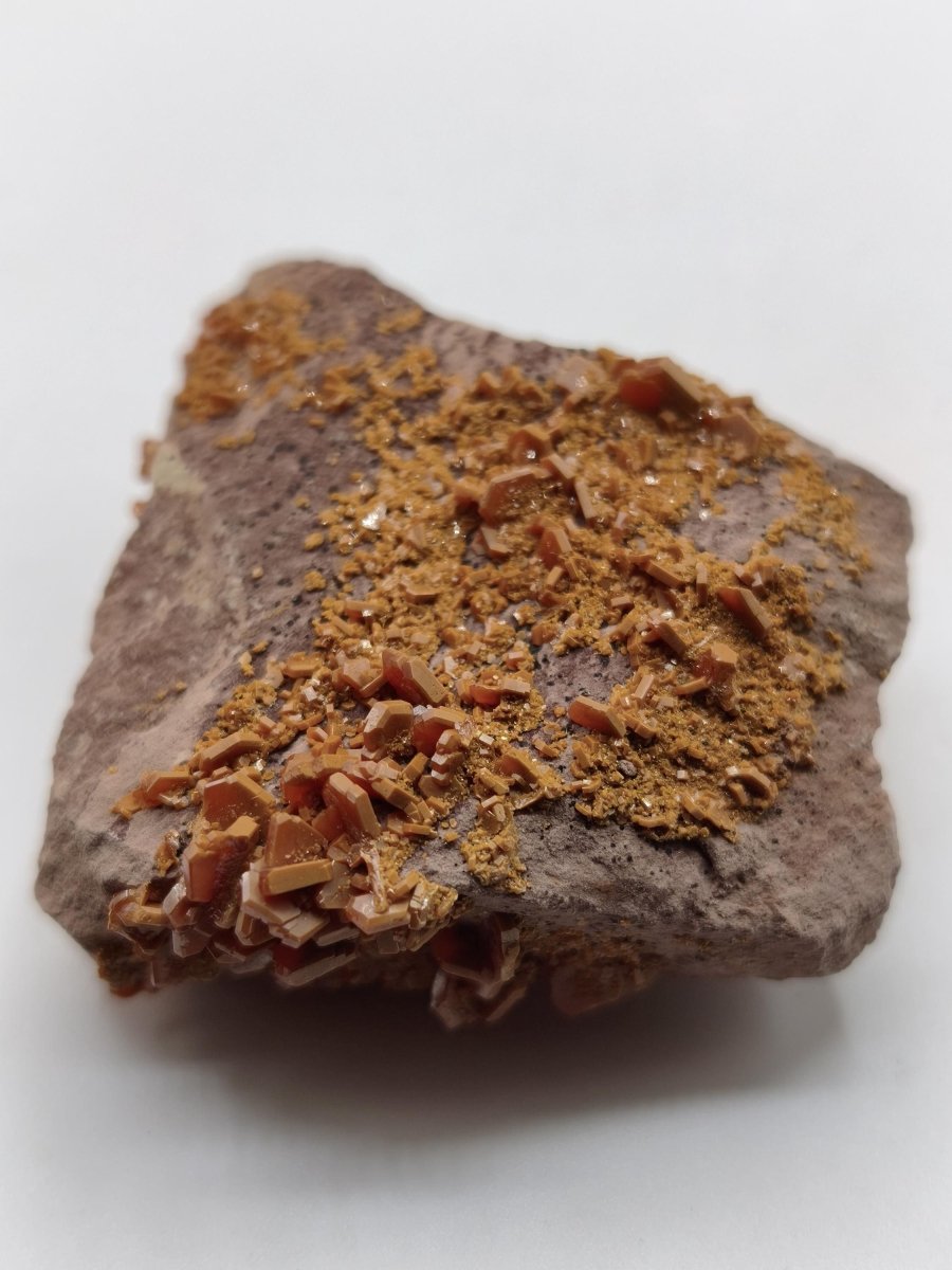 Vanadinit Kristallstufe – Rot-orange hexagonale Kristalle auf Matrix | Mineral Sammlerstufe Kristall Stufe Rarität Unikat Geschenk Marokko - Art of Nature Berlin