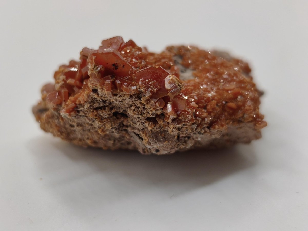 Vanadinit Kristallstufe – Rot-orange hexagonale Kristalle auf Matrix | Mineral Sammlerstufe Kristall Stufe Rarität Unikat Geschenk Marokko - Art of Nature Berlin