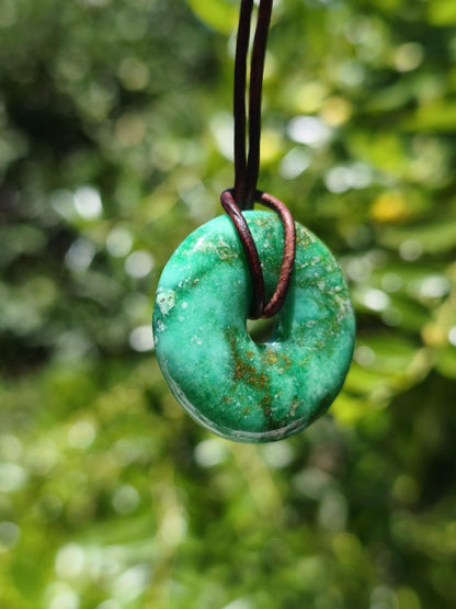 Variscit 30mm Edelstein Kette Donut Pi Scheibe rund Heilstein grün Natur Rarität Geschenk Mann Frau Er Sie Freund Bruder Glück Anhänger - Art of Nature Berlin