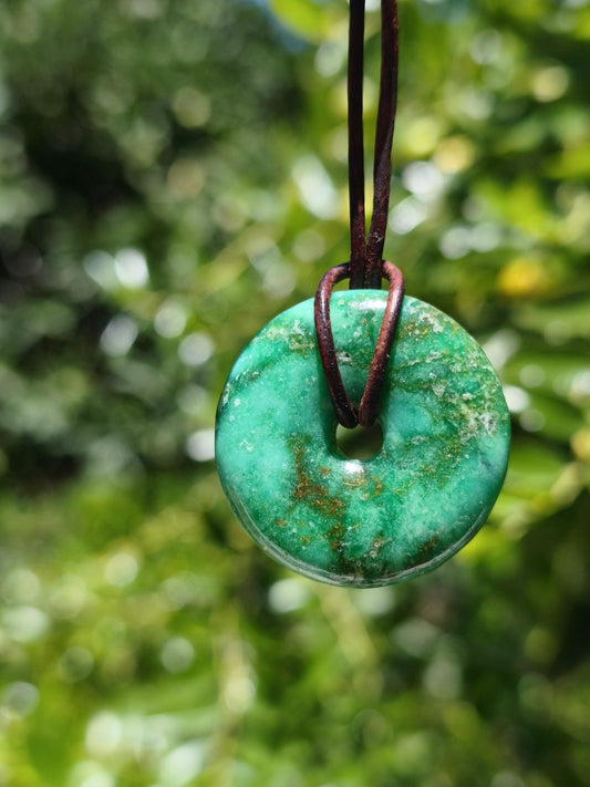 Variscit 30mm Edelstein Kette Donut Pi Scheibe rund Heilstein grün Natur Rarität Geschenk Mann Frau Er Sie Freund Bruder Glück Anhänger - Art of Nature Berlin