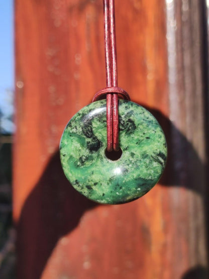 Variscit 30mm Edelstein Kette Donut Pi Scheibe rund Heilstein grün Natur Rarität Geschenk Mann Frau Er Sie Freund Bruder Glück Anhänger - Art of Nature Berlin