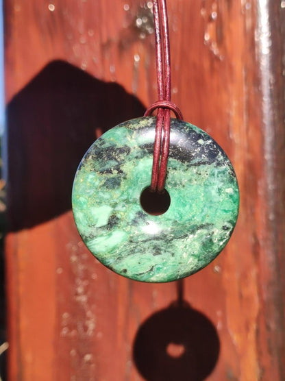 Variscit 40mm Edelstein Kette Donut Pi Scheibe rund Heilstein grün Natur Rarität Geschenk Mann Frau Er Sie Freund Bruder Glück Anhänger - Art of Nature Berlin