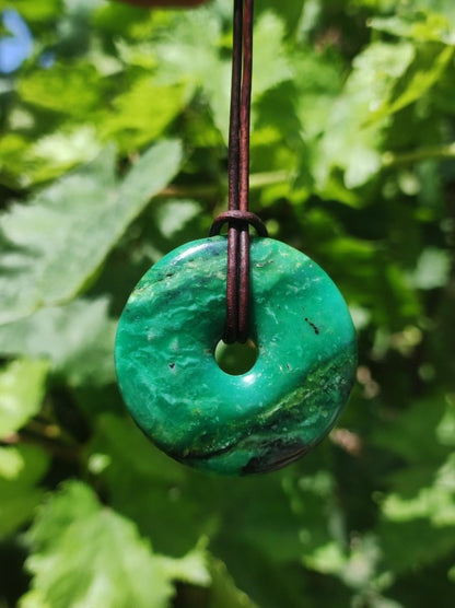 Variscit Donut 40mm Edelstein Kette Schutzsymbol Pi Scheibe Natur HIPPIE GOA Boho Heilstein Kristalle Schmuck Anhänger Mann Frau Sammler - Art of Nature Berlin