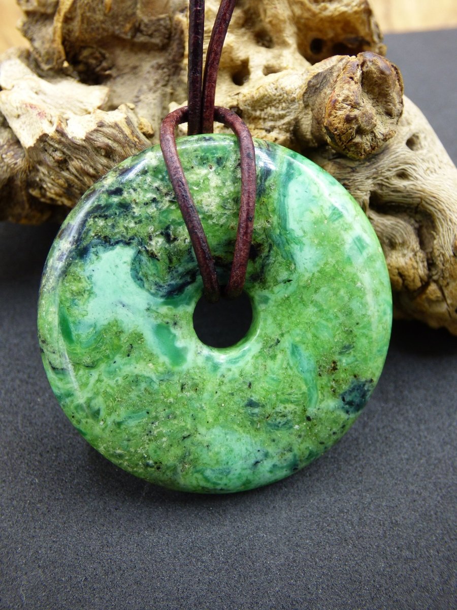 Variscit Donut 40mm Edelstein Kette Schutzsymbol Pi Scheibe Natur HIPPIE GOA Boho Heilstein Kristalle Schmuck Anhänger Mann Frau Sammler - Art of Nature Berlin