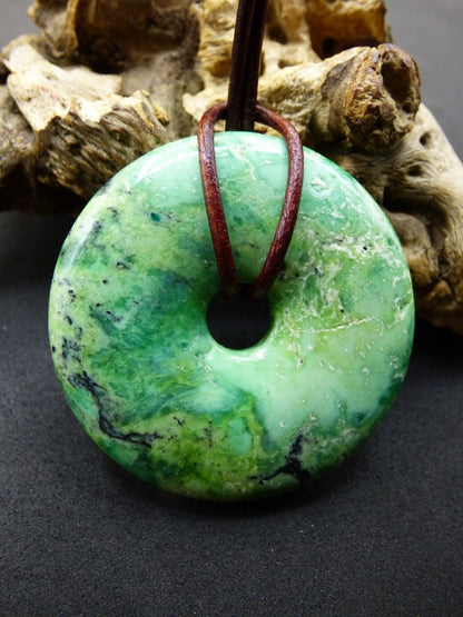 Variscit Donut 40mm Edelstein Kette Schutzsymbol Pi Scheibe Natur HIPPIE GOA Boho Heilstein Kristalle Schmuck Anhänger Mann Frau Sammler - Art of Nature Berlin