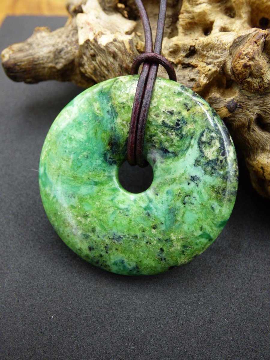 Variscit Donut 40mm Edelstein Kette Schutzsymbol Pi Scheibe Natur HIPPIE GOA Boho Heilstein Kristalle Schmuck Anhänger Mann Frau Sammler - Art of Nature Berlin