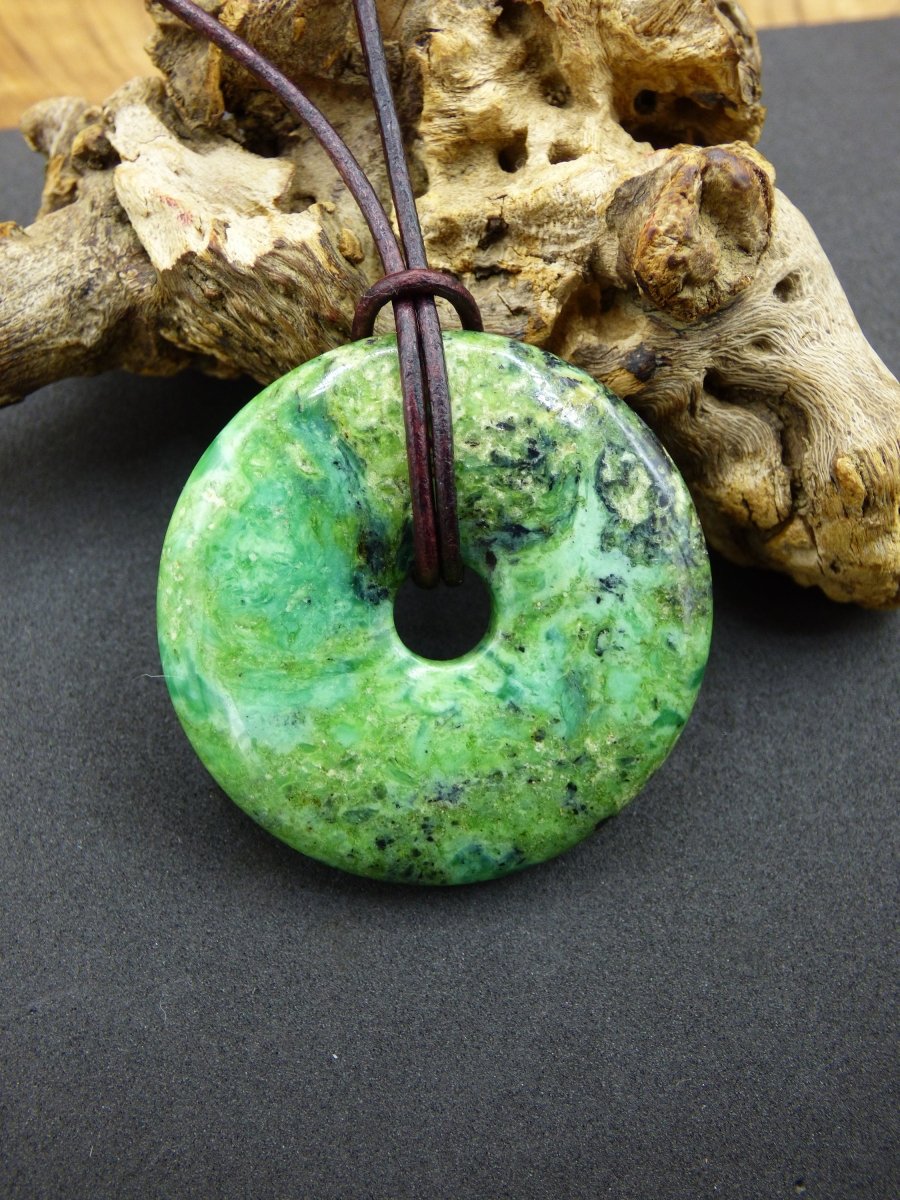 Variscit Donut 40mm Edelstein Kette Schutzsymbol Pi Scheibe Natur HIPPIE GOA Boho Heilstein Kristalle Schmuck Anhänger Mann Frau Sammler - Art of Nature Berlin