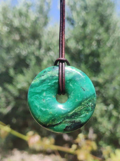 Variscit Donut 40mm Edelstein Kette Schutzsymbol Pi Scheibe Natur HIPPIE GOA Boho Heilstein Kristalle Schmuck Anhänger Mann Frau Sammler - Art of Nature Berlin