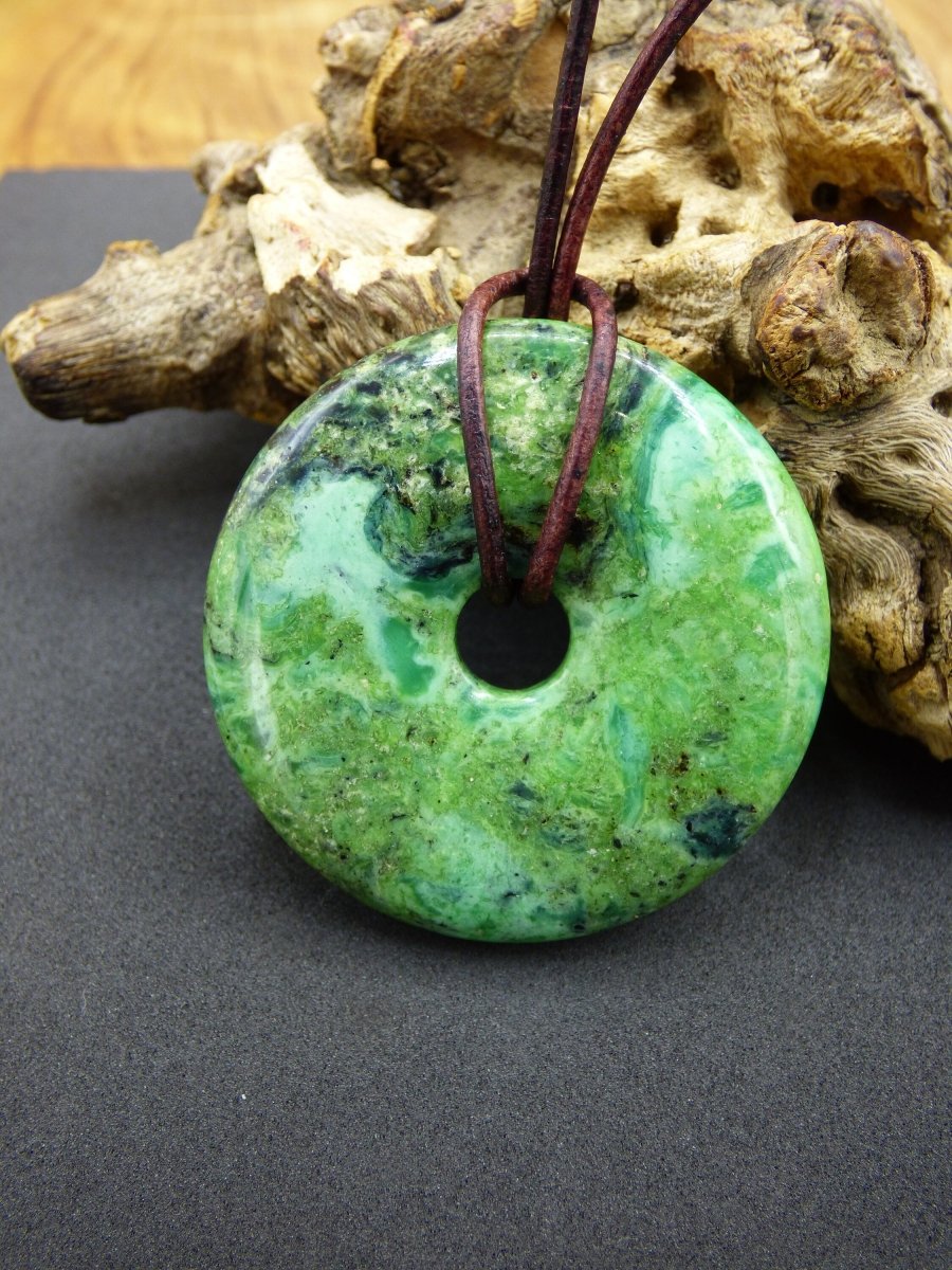 Variscit Donut 40mm Edelstein Kette Schutzsymbol Pi Scheibe Natur HIPPIE GOA Boho Heilstein Kristalle Schmuck Anhänger Mann Frau Sammler - Art of Nature Berlin