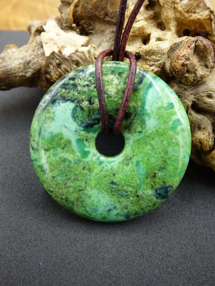 Variscit Donut 40mm Edelstein Kette Schutzsymbol Pi Scheibe Natur HIPPIE GOA Boho Heilstein Kristalle Schmuck Anhänger Mann Frau Sammler - Art of Nature Berlin