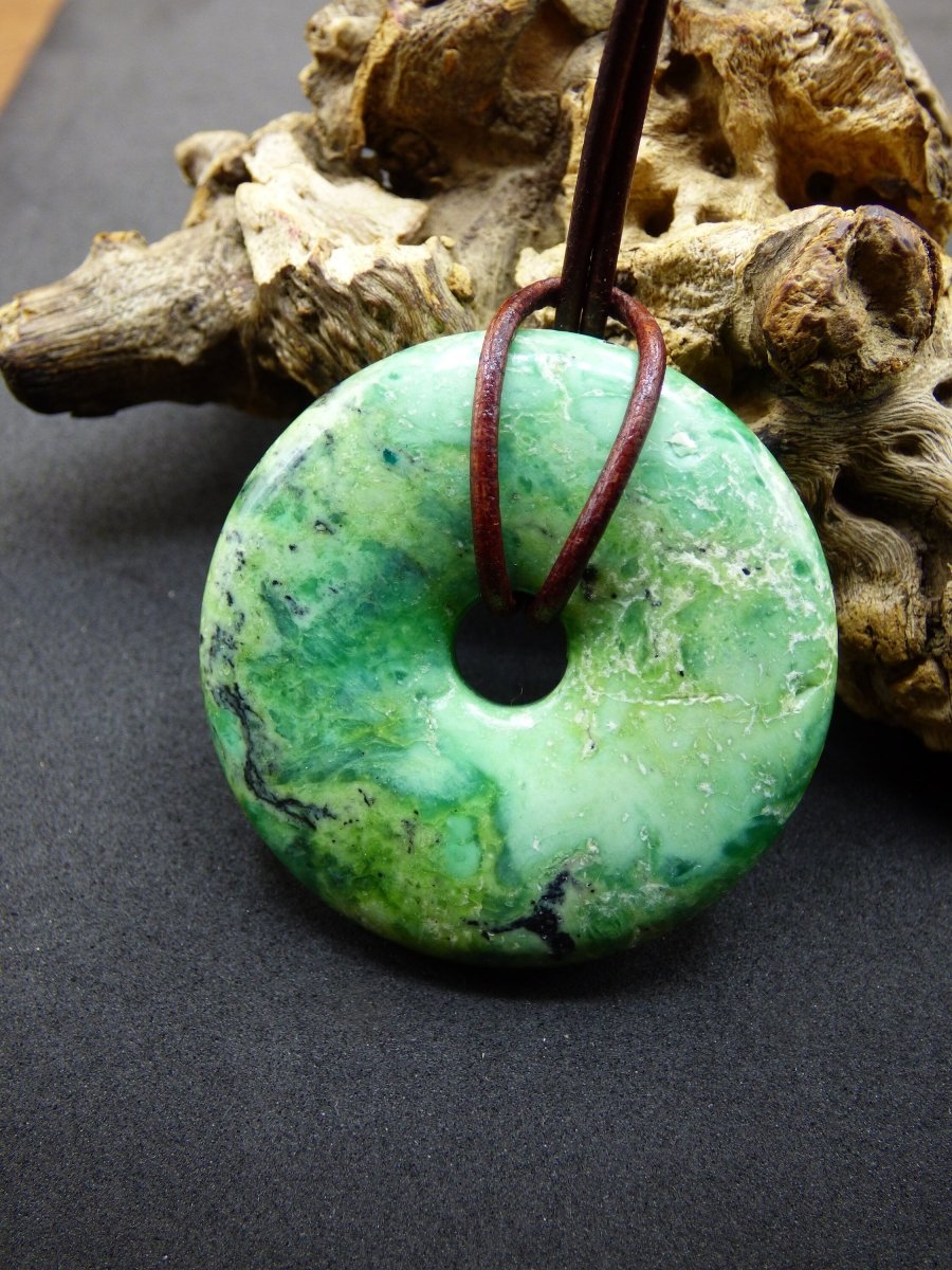 Variscit Donut 40mm Edelstein Kette Schutzsymbol Pi Scheibe Natur HIPPIE GOA Boho Heilstein Kristalle Schmuck Anhänger Mann Frau Sammler - Art of Nature Berlin