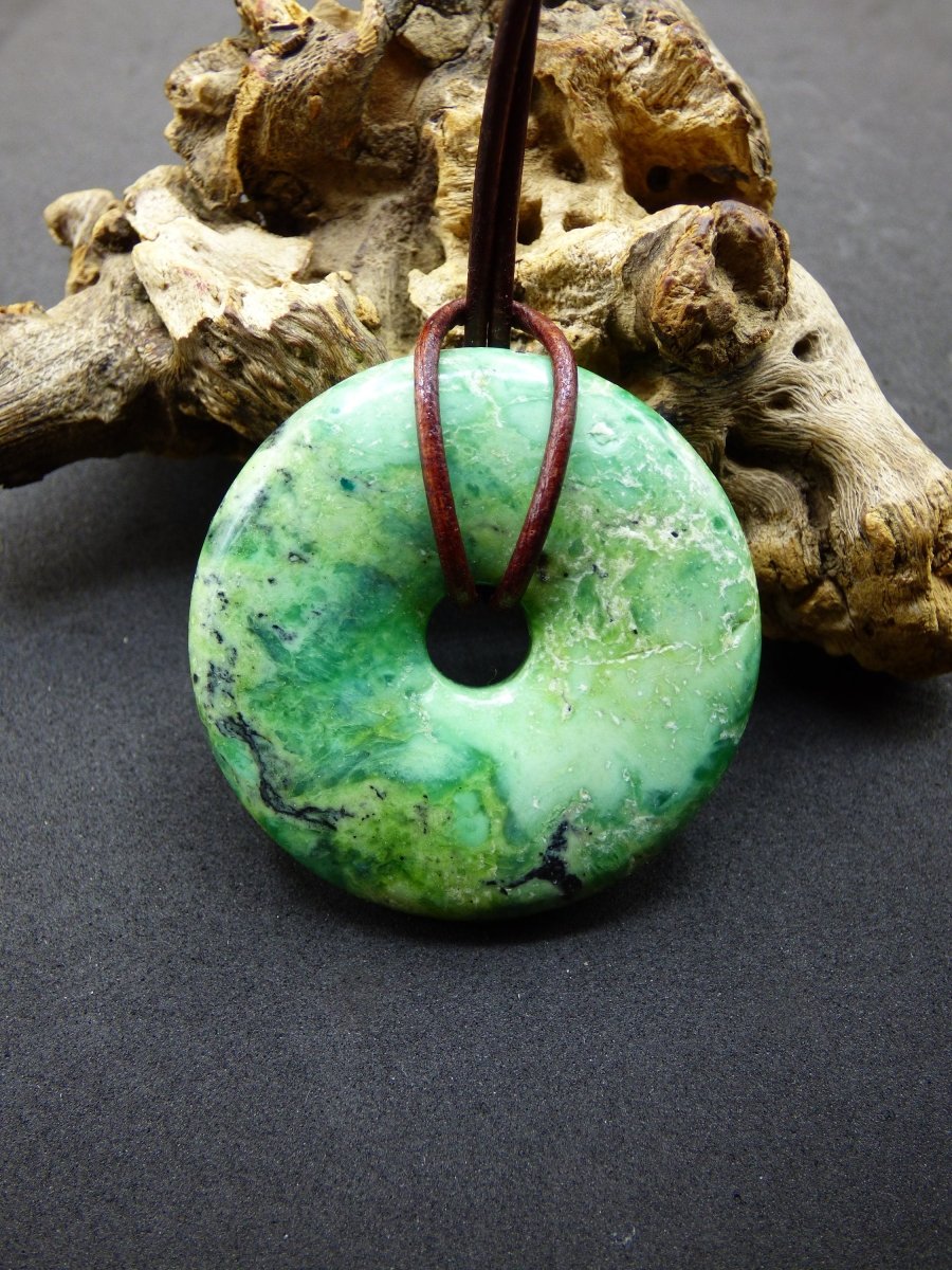 Variscit Donut 40mm Edelstein Kette Schutzsymbol Pi Scheibe Natur HIPPIE GOA Boho Heilstein Kristalle Schmuck Anhänger Mann Frau Sammler - Art of Nature Berlin