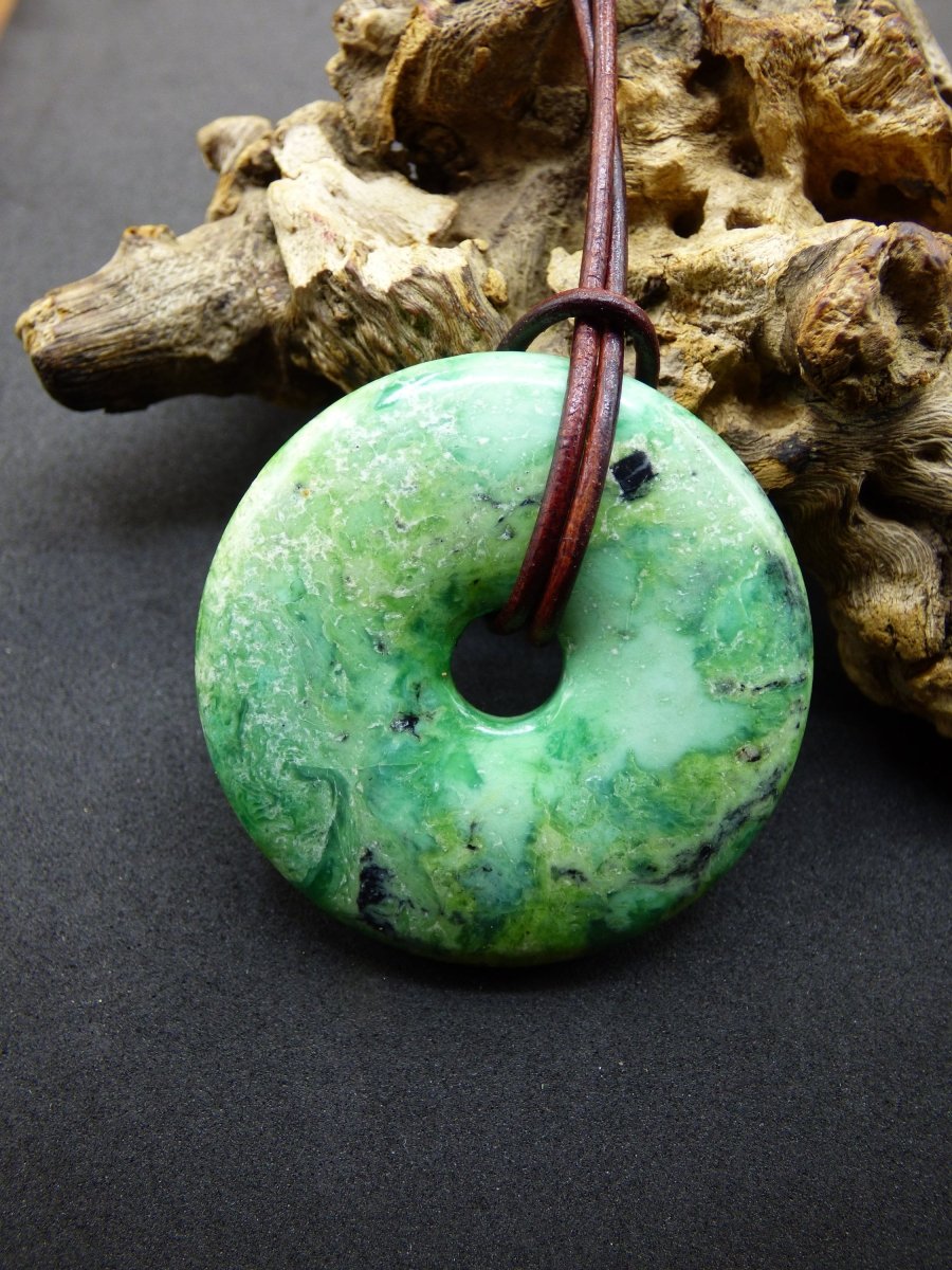 Variscit Donut 40mm Edelstein Kette Schutzsymbol Pi Scheibe Natur HIPPIE GOA Boho Heilstein Kristalle Schmuck Anhänger Mann Frau Sammler - Art of Nature Berlin