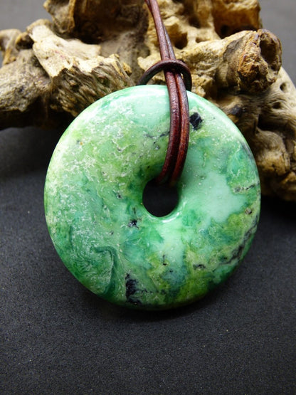 Variscit Donut 40mm Edelstein Kette Schutzsymbol Pi Scheibe Natur HIPPIE GOA Boho Heilstein Kristalle Schmuck Anhänger Mann Frau Sammler - Art of Nature Berlin