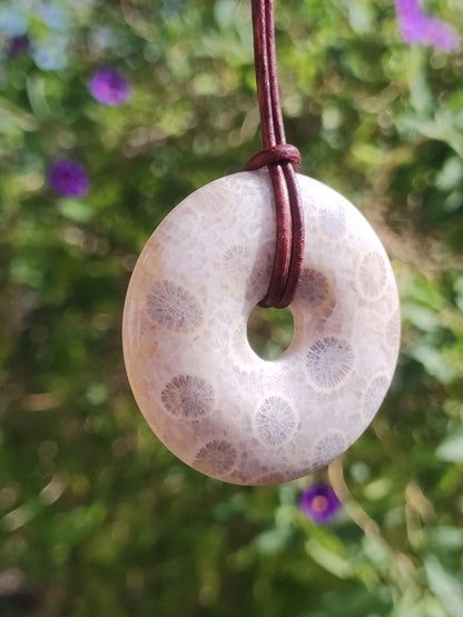 Versteinerte Koralle 40mm Edelstein Kette Donut Heilstein Natur braun beige Energie Rarität Schmuck Frau Mann Er Sie Bruder Geschenk Freund - Art of Nature Berlin