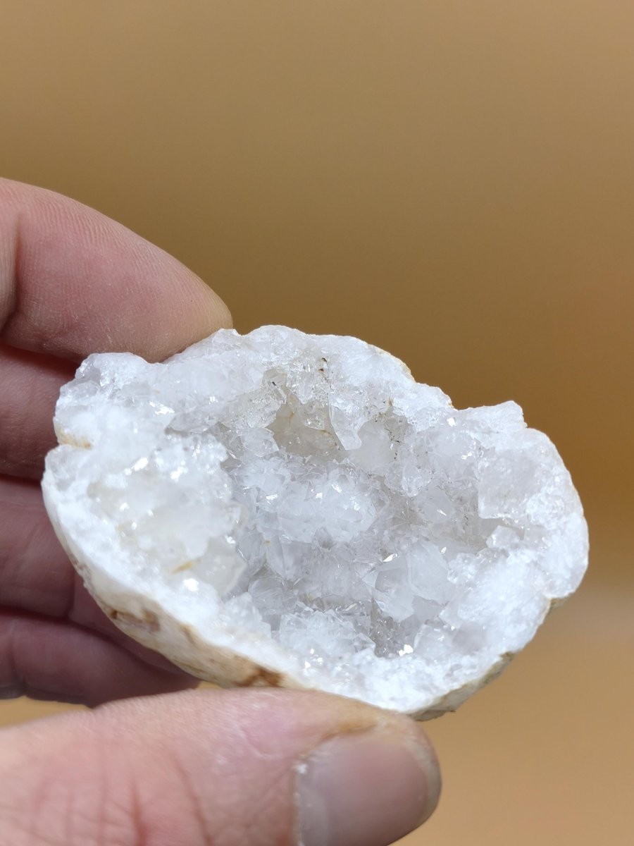 Weiße Calcit-Geode Ei Zweiteilige Kristallgeode mit glitzernder Kristallhöhle Mineralien Kristall Deko Geschenk Haus Wohnen Energie Unikat - Art of Nature Berlin