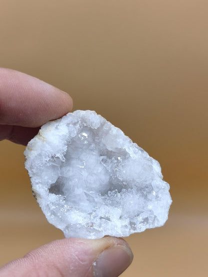 Weiße Calcit-Geode Ei Zweiteilige Kristallgeode mit glitzernder Kristallhöhle Mineralien Kristall Deko Geschenk Haus Wohnen Energie Unikat - Art of Nature Berlin